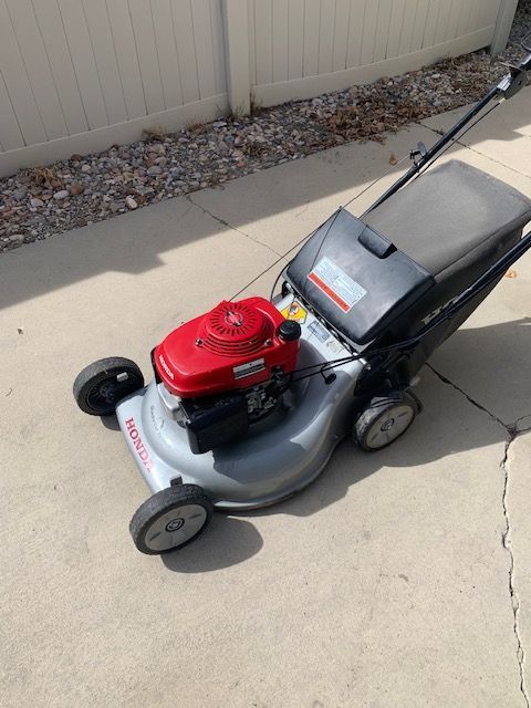 Self Propelled Honda Lawn Mower (lawnmower) + electric dethatcher