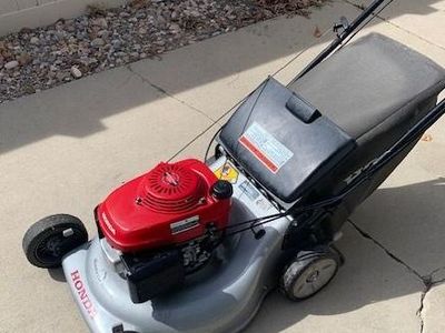 Self Propelled Honda Lawn Mower (lawnmower) + electric dethatcher