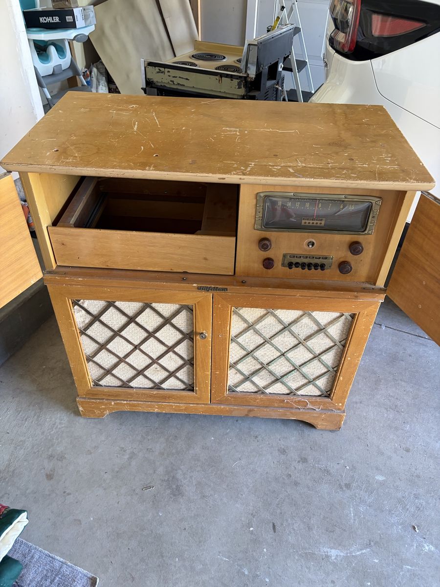vintage wood cabinet radio-phonograph console1940/1950