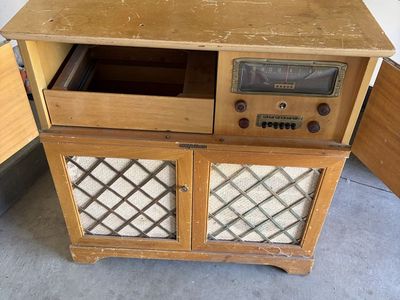vintage wood cabinet radio-phonograph console1940/1950