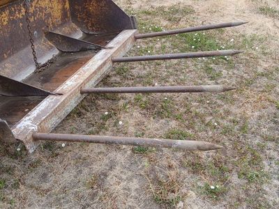 Bucket mounted bale spear