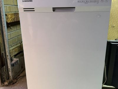 Samsung White Builtin Dishwasher with Digital Controls