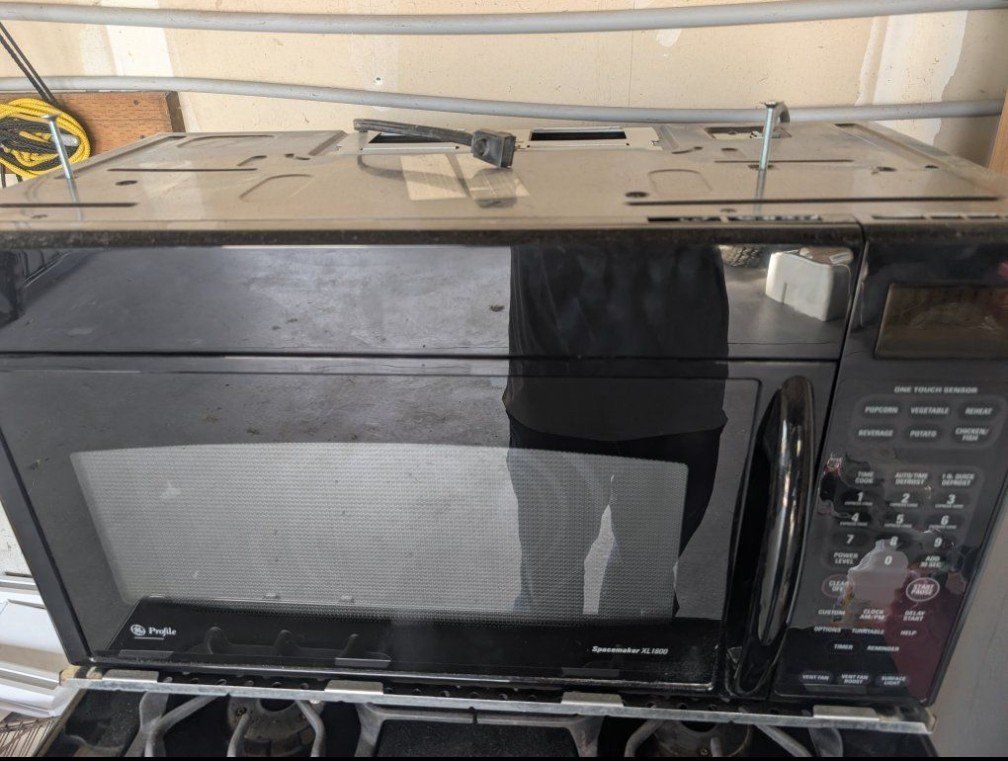 GE Profile Spacemaker XL 1800 Over-the-Range Microwave