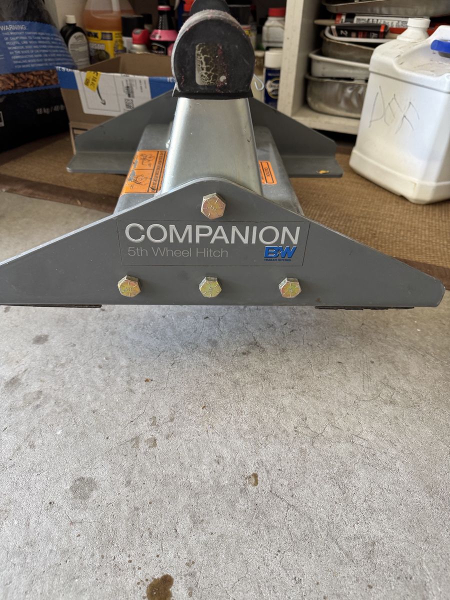 Fifth wheel base hitch