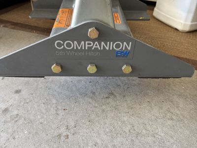 Fifth wheel base hitch