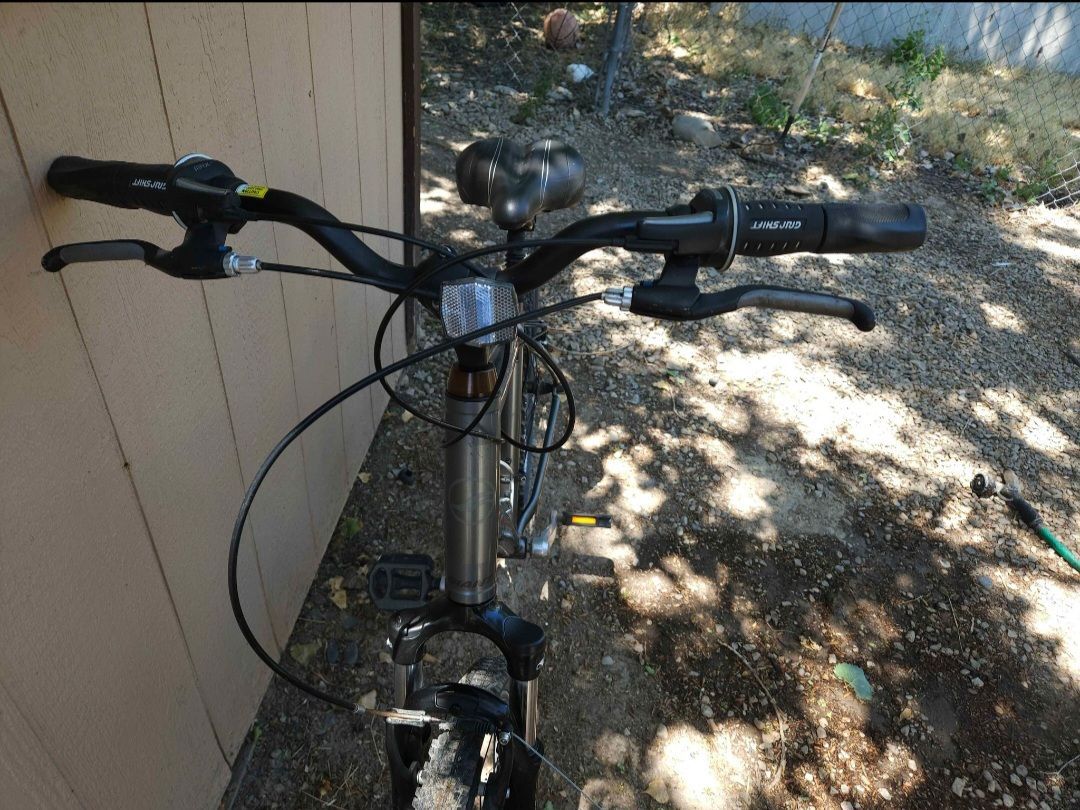 Gripshift Mountain Bike - Medium Size, Perfect for Commuting or Camping