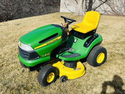 John Deere LA125 Riding Lawn Mower with Mulch Kit