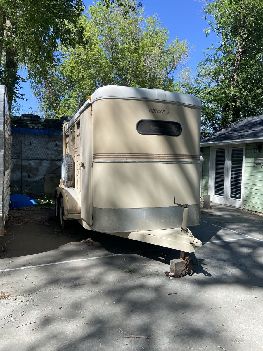 Circle J 2 Horse Slant Load Trailer Lightweight