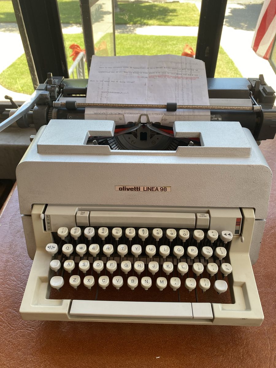 1978 Olivetti Type-Writer in good condition - fully functional