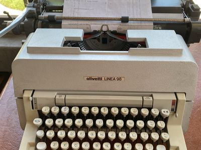 1978 Olivetti Type-Writer in good condition - fully functional