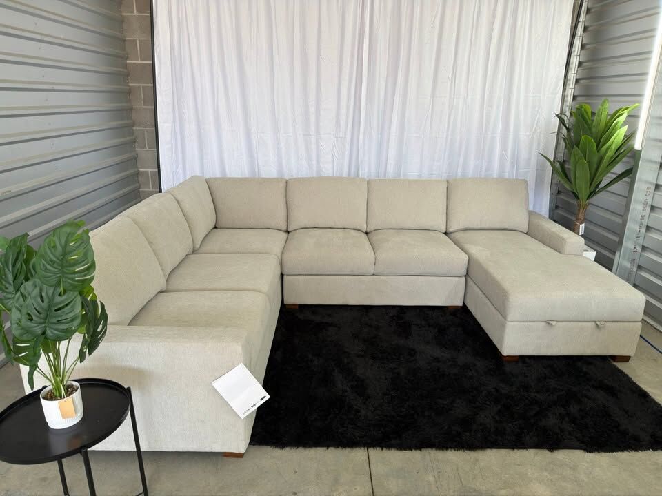Thomasville Glenn Sectional with Storage Chaise