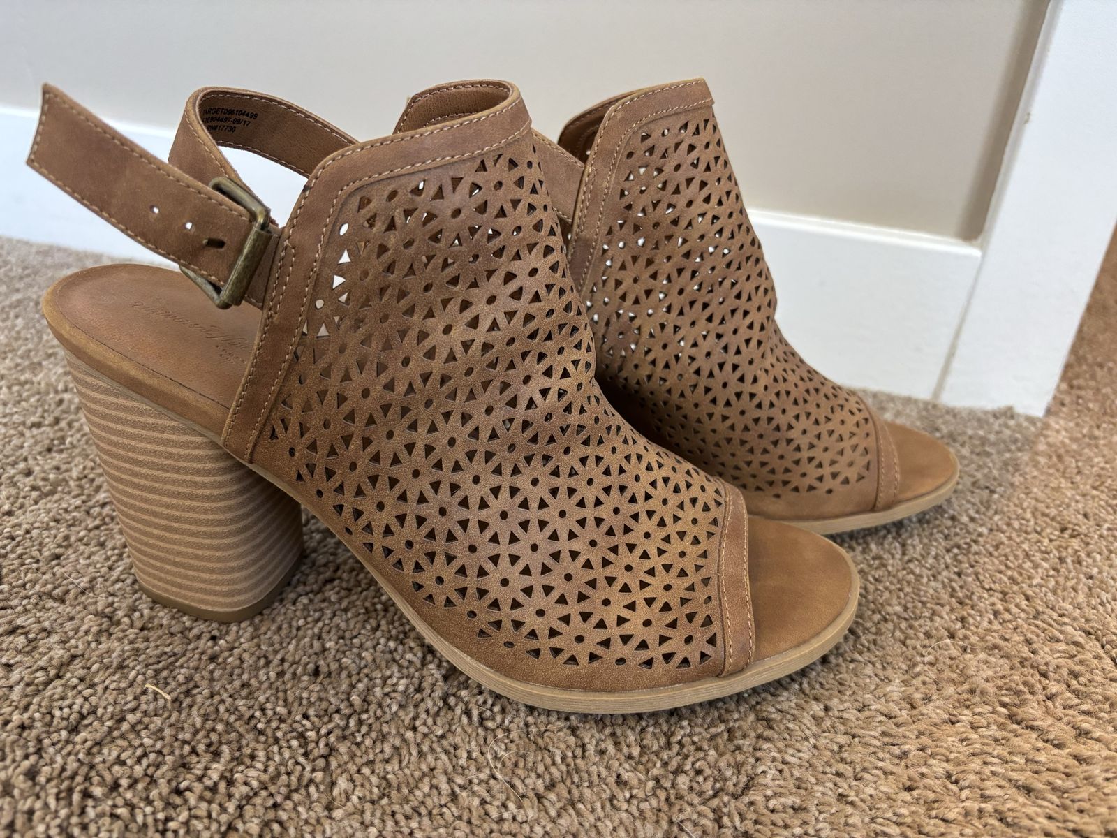 Size 11 Universal Threads Sandals