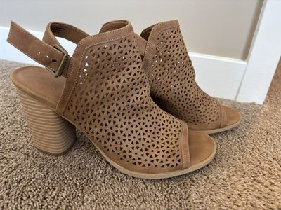Size 11 Universal Threads Sandals