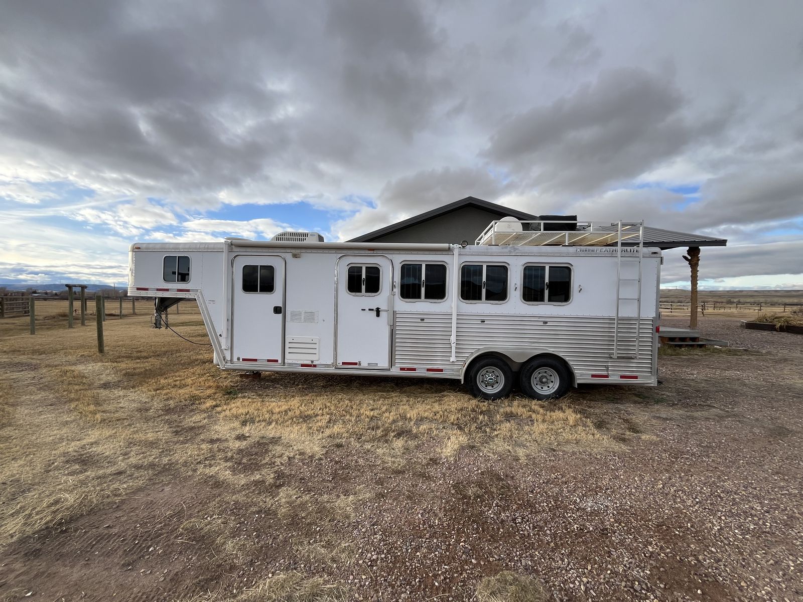 2007 Featherlite 4 horse living quarters, 