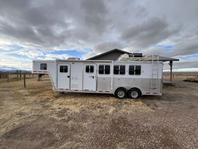 2007 Featherlite 4 horse living quarters,