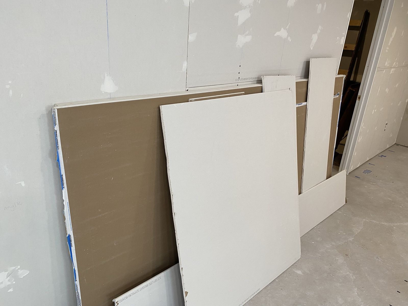 Toughrock 1/2 in. 4x8 ft. Lite-Weight Regular Drywall Panels (4 full sheets + cut-offs)
