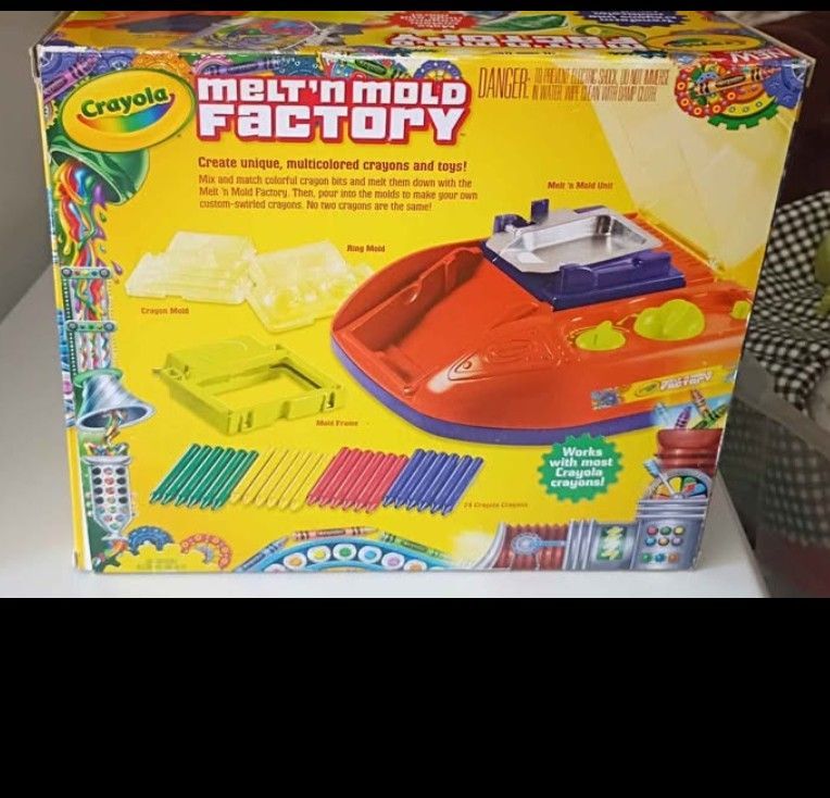 Crayola melt 'n mold factory crayon Maker Set with box & extra crayons
