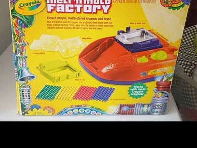 Crayola melt 'n mold factory crayon Maker Set with box & extra crayons