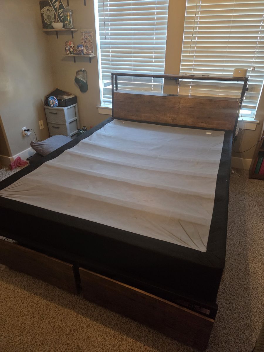 Queen bedframe
