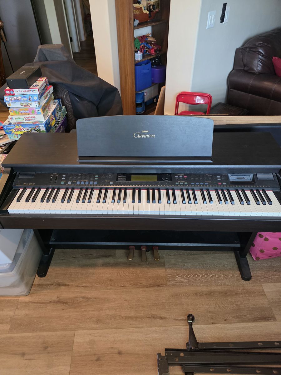 Yamaha Clavinova CVP-92 88-Key Digital Electric Piano with Bench and Pedals
