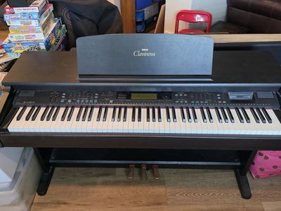 Yamaha Clavinova CVP-92 88-Key Digital Electric Piano with Bench and Pedals