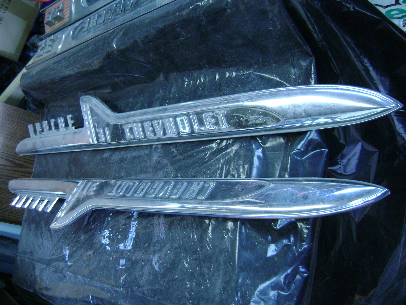 Chevrolet Apache 1958-1959 Fender and Hood Emblem's