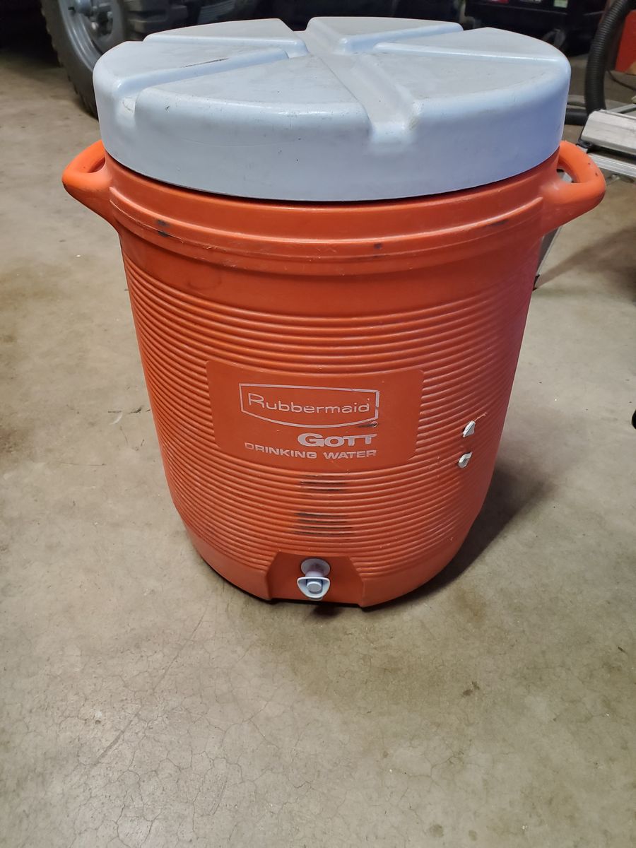 10 gallon Gott Rubbermaid water cooler
