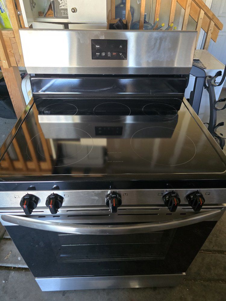 Frigidaire 30" Electric Range with 4-Burner Smoothtop & Self-Cleaning Oven - Stainless Steel