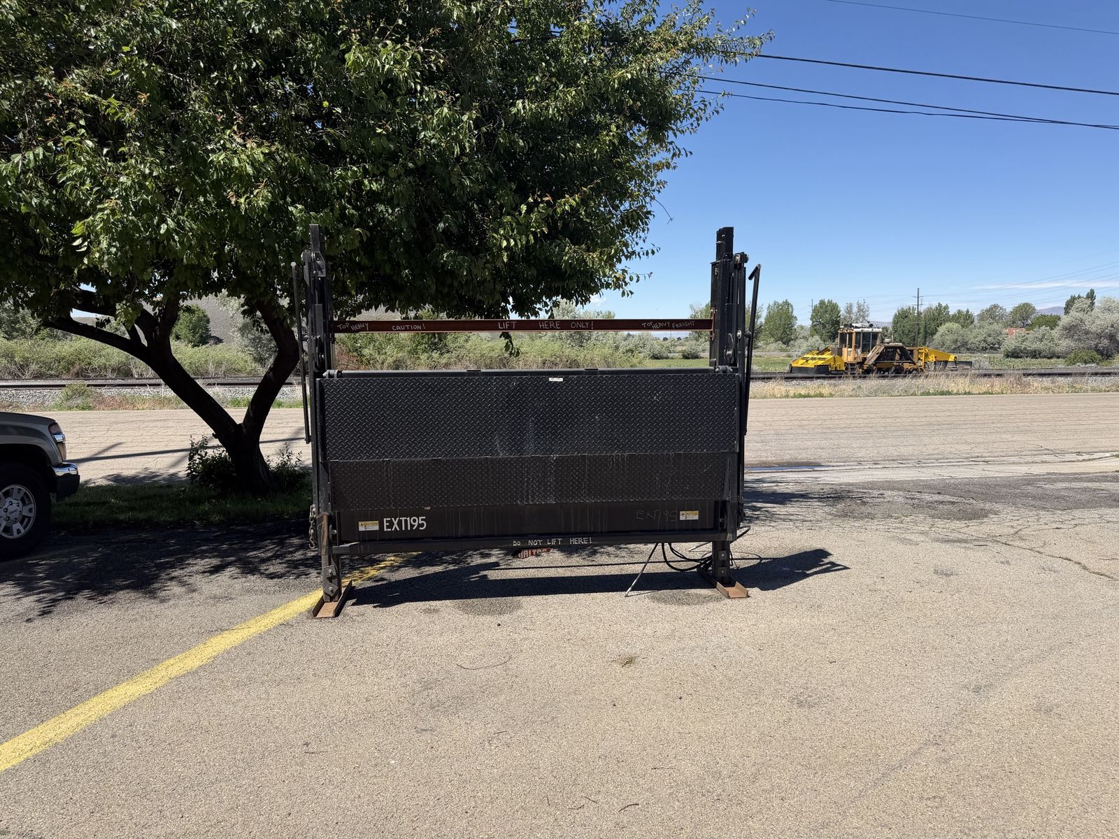 Waltco Hydraulic Liftgate -RGL-40 Diamond Plate Surface, Foldable for Trucks/Trailers