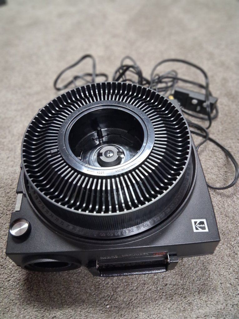 Kodak Carousel 750H Projector & Remote Works Good!