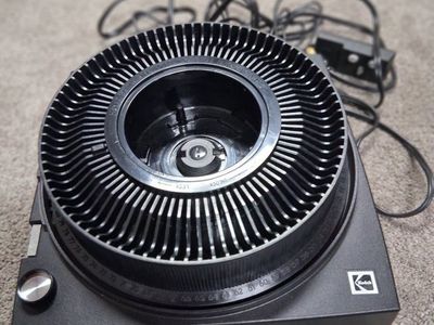 Kodak Carousel 750H Projector & Remote Works Good!