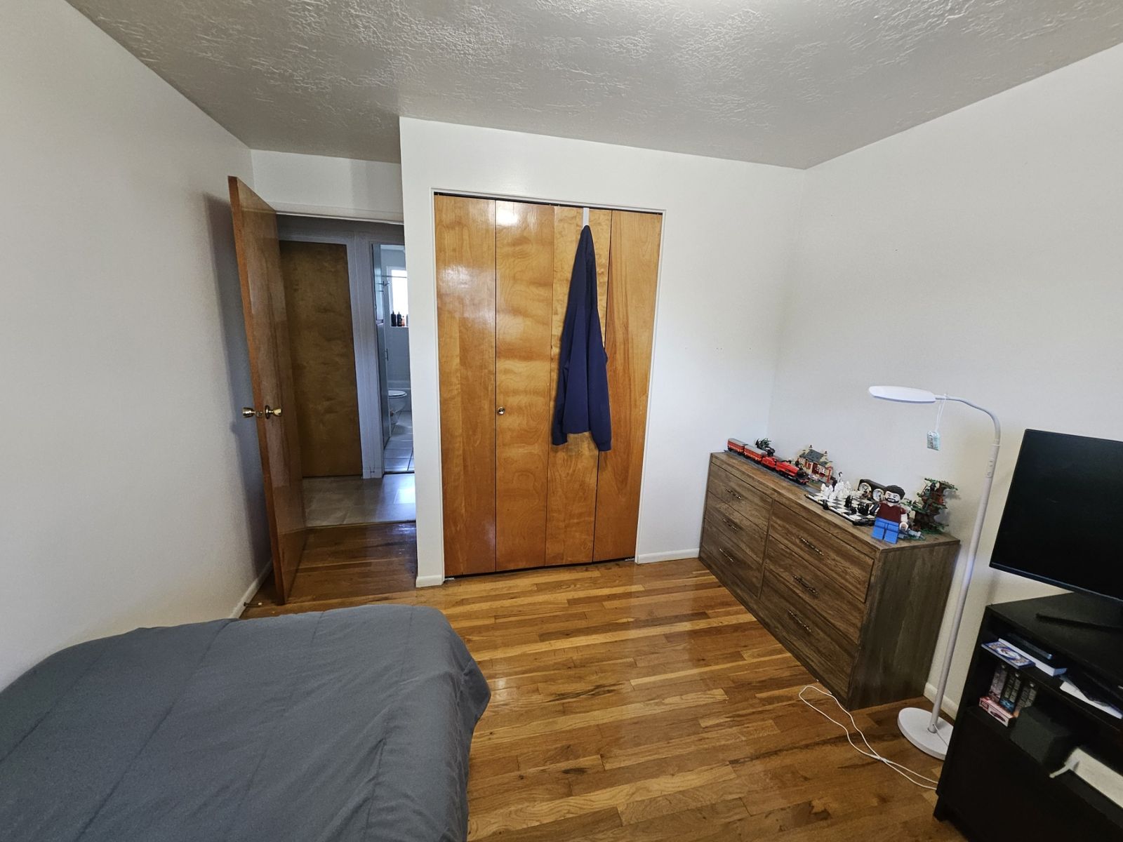 Main image 4