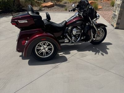 2015 Harley-Davidson Tri Glide Ultra FLHTCUTG - Low Miles, Air Shocks, Custom Grips, custom saddle seat