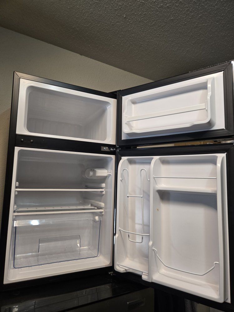 Mini fridge with freezer