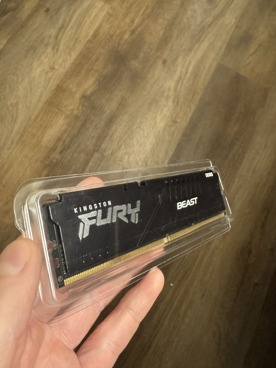 1x 32GB 5200 Kingston Fury Beast DDR5 ram. 