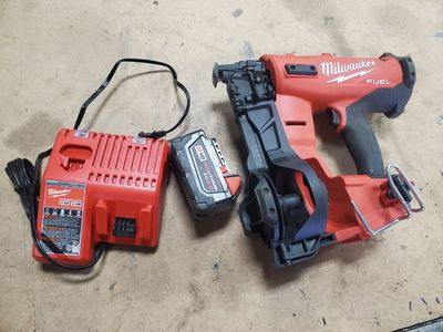 Milwaukee M18 Roofing Coil Nailer 5.0 Battery & Charger