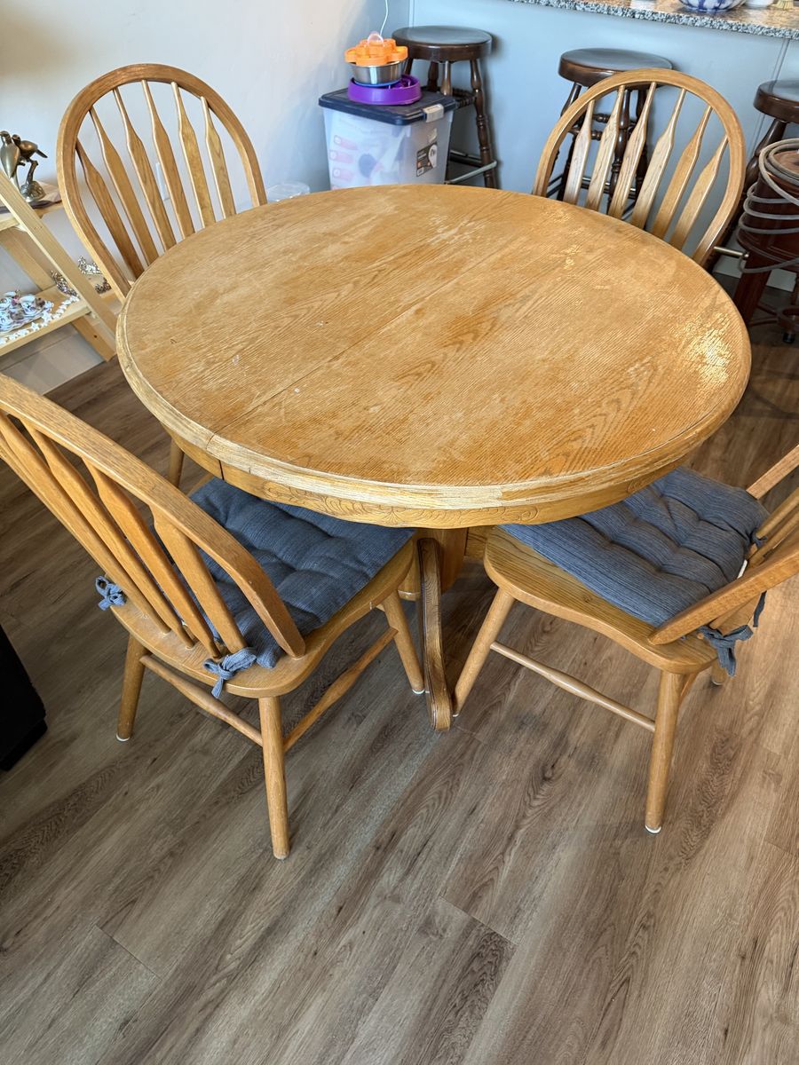 Used Round Wood Pedestal Dining Table with 4 Spindle Back Chairs & Cushions - Light Oak Finish