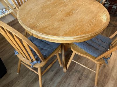 Used Round Wood Pedestal Dining Table with 4 Spindle Back Chairs & Cushions - Light Oak Finish