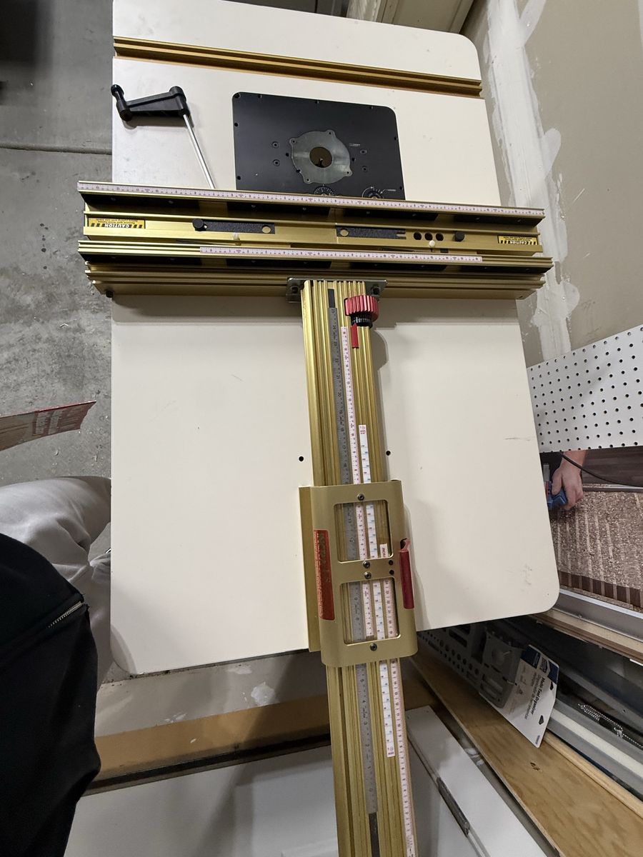 Router table with router