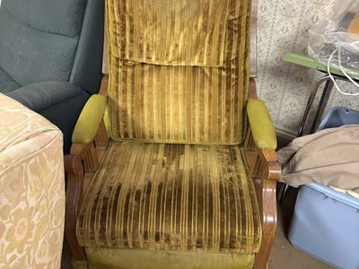 Vintage 1970s La-Z-Boy Recliner – Original Avocado Green Velvet $60 cash/venmo in Provo