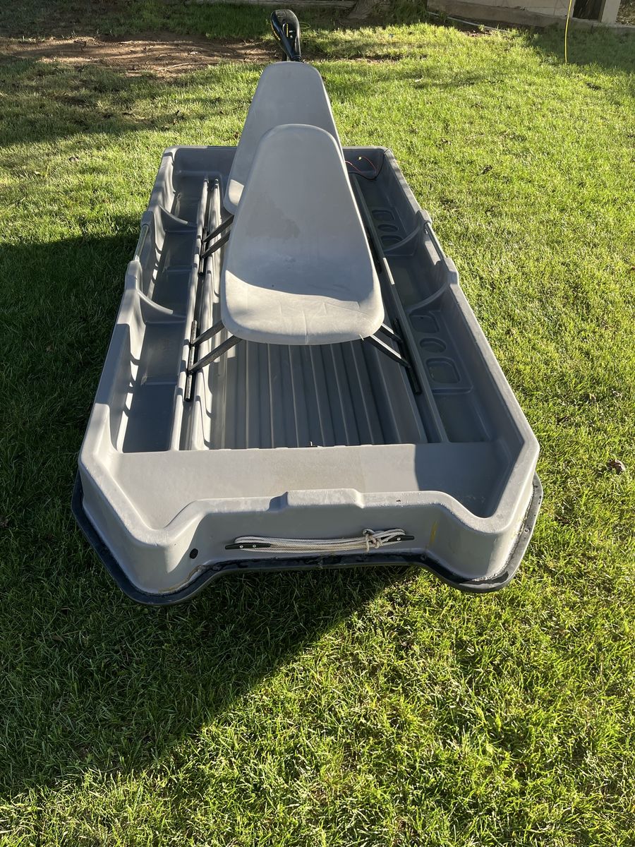 Sun Dolphin Sportsman fishing boat