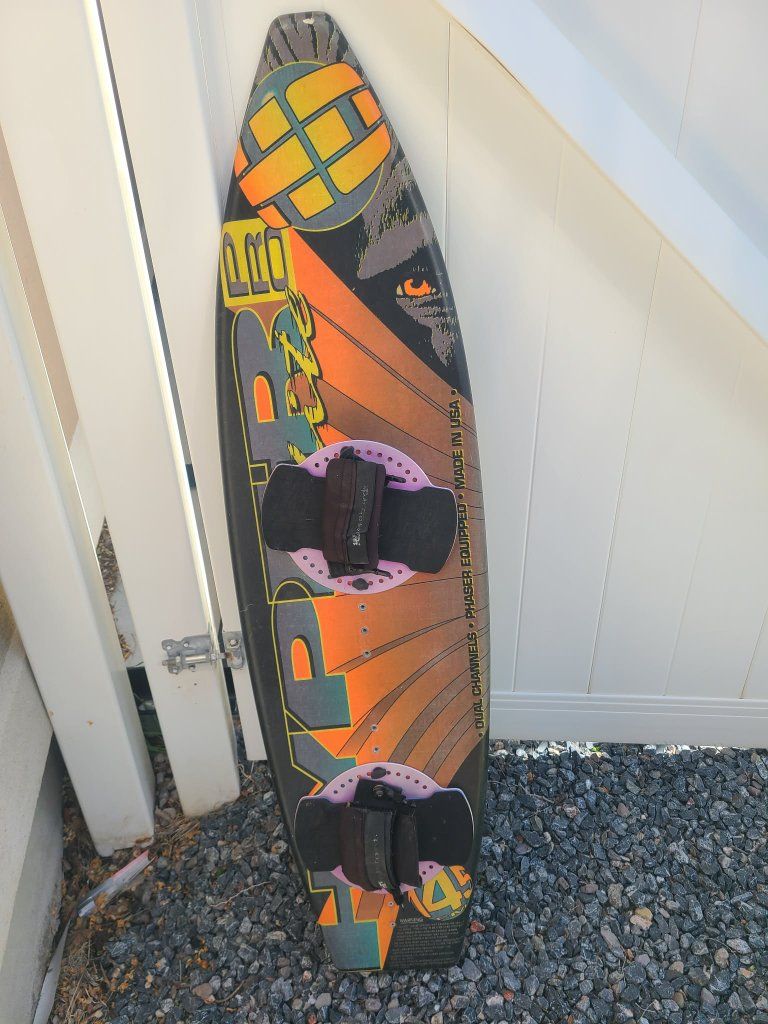wakeboard surfboard with fins and removable bindin