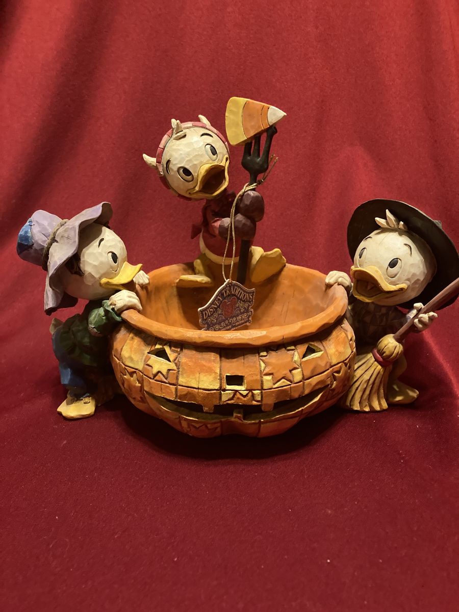 Disney Showcase Collection Playing Tricks & Sharing Treats Halloween By Jim Shore