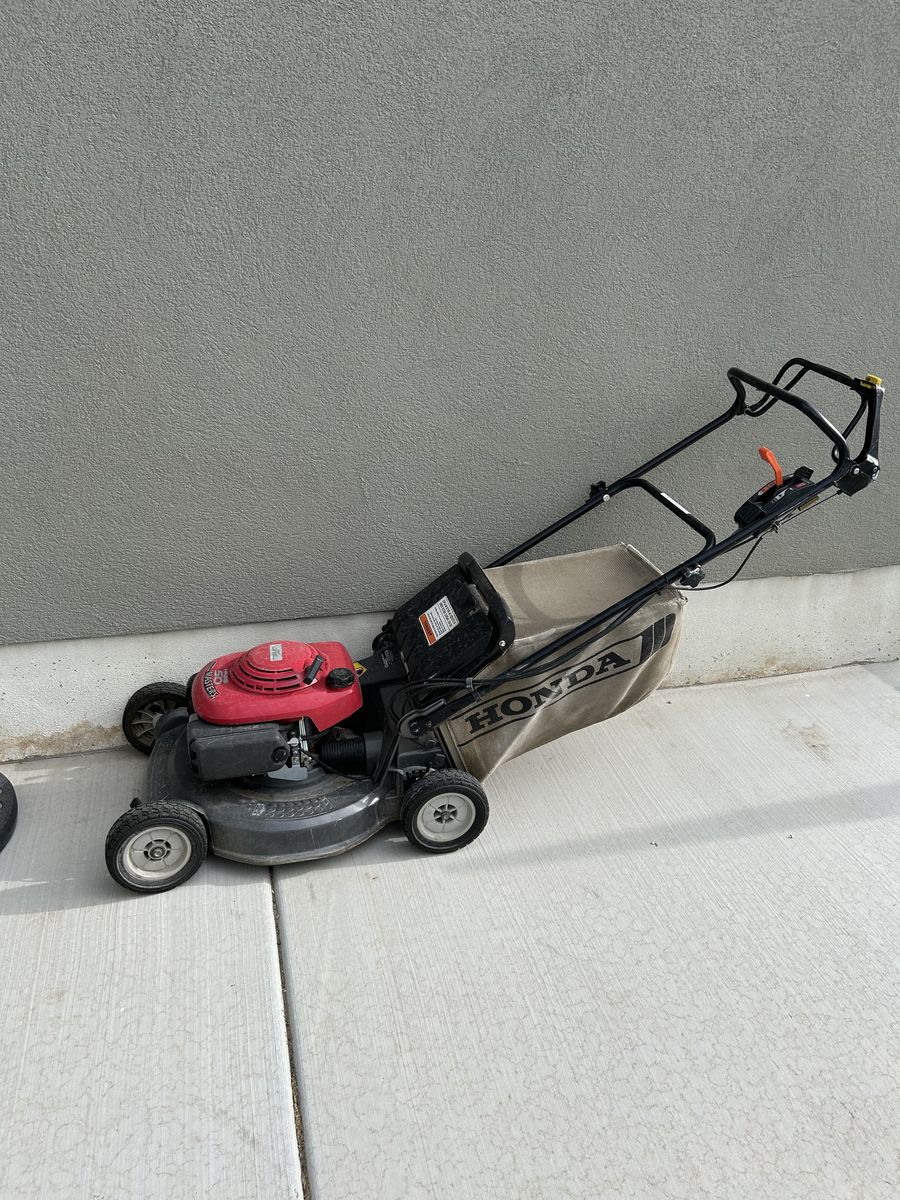 Honda HRR216 Masters 21" Self-Propelled Gas Lawn Mower with Bagger