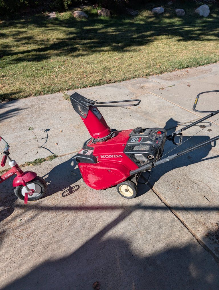 Honda HS621 Snow Blower - Powerful Single-Stage Gas Snow Removal