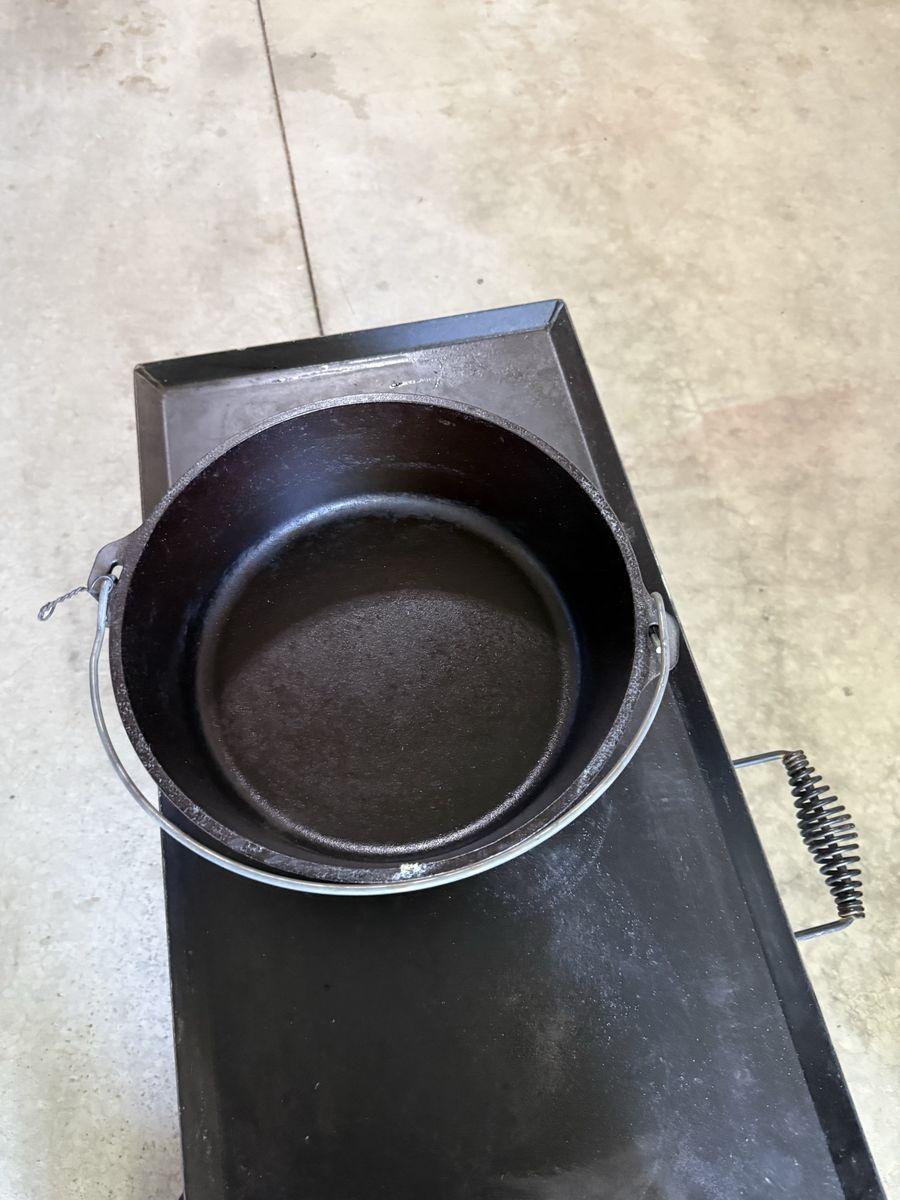 Cast Iron Dutch oven table and 2 12quart Dutch ovens