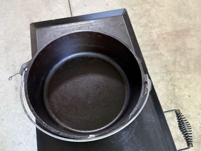 Cast Iron Dutch oven table and 2 12quart Dutch ovens