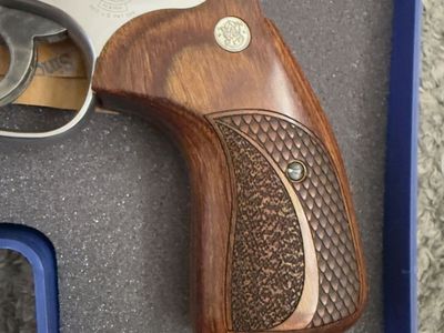 Smith and Wesson Classic Grips for 686 plus deluxe