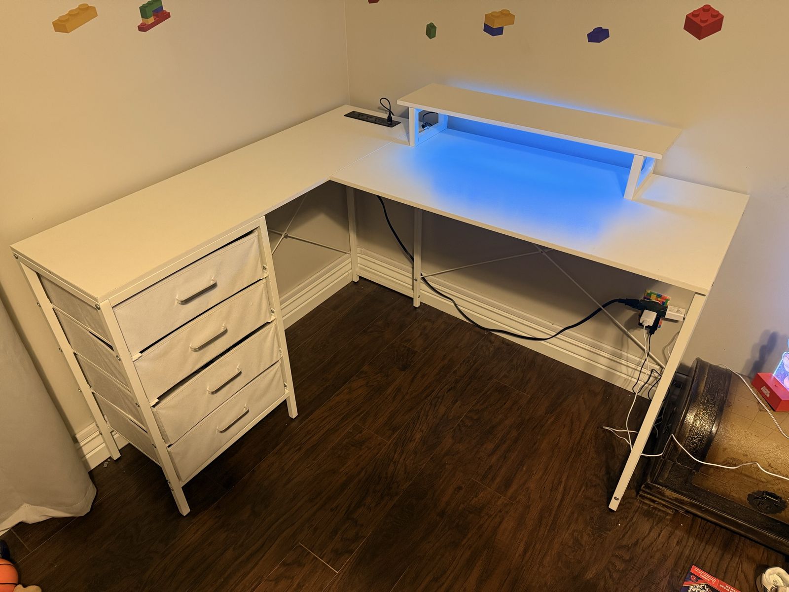 Corner desk