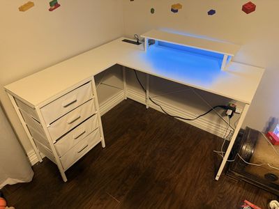 Corner desk